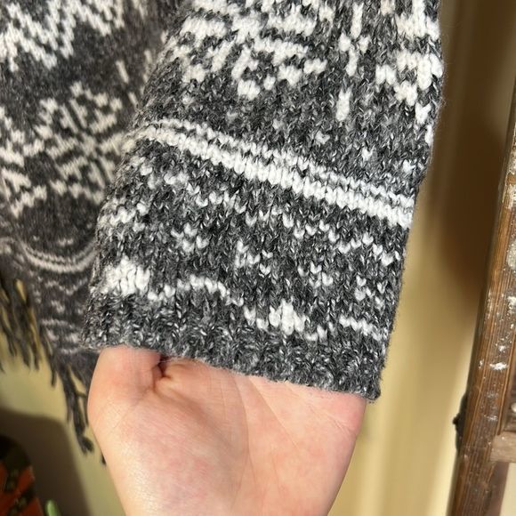 Alia‎ women’s grey and white cowl neck knit fringed poncho medium - Picture 4 of 9